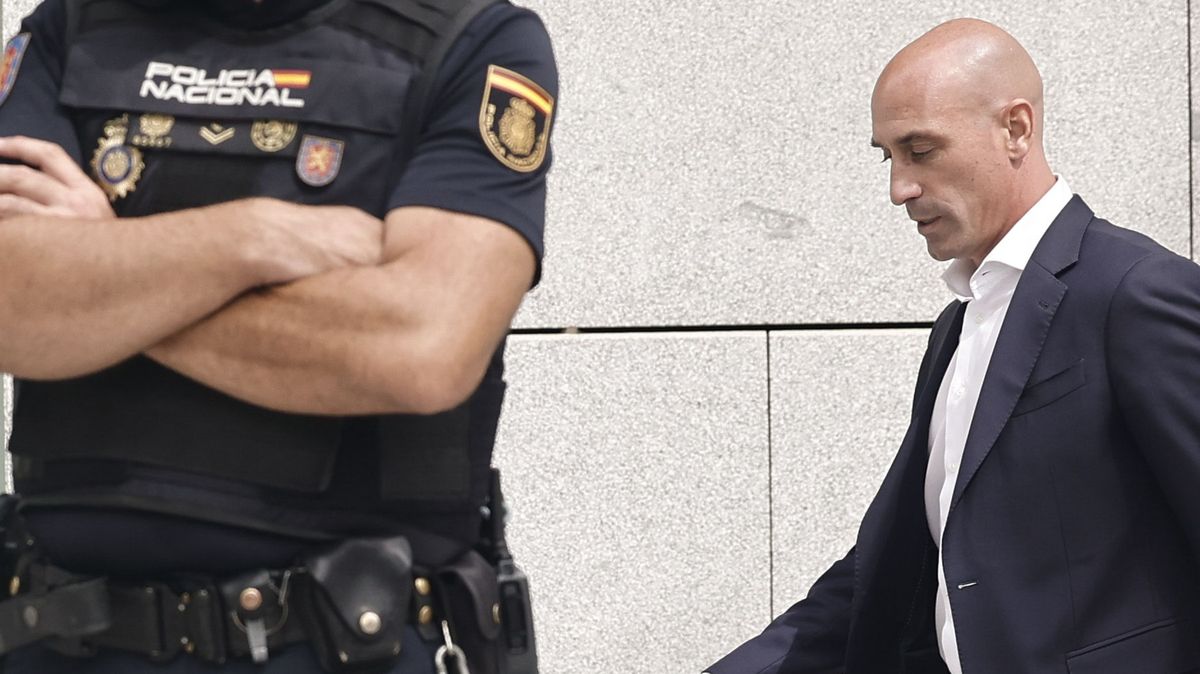 Nejen sexuální násilí. Bývalý šéf španělského fotbalu čelí i podezření z korupce